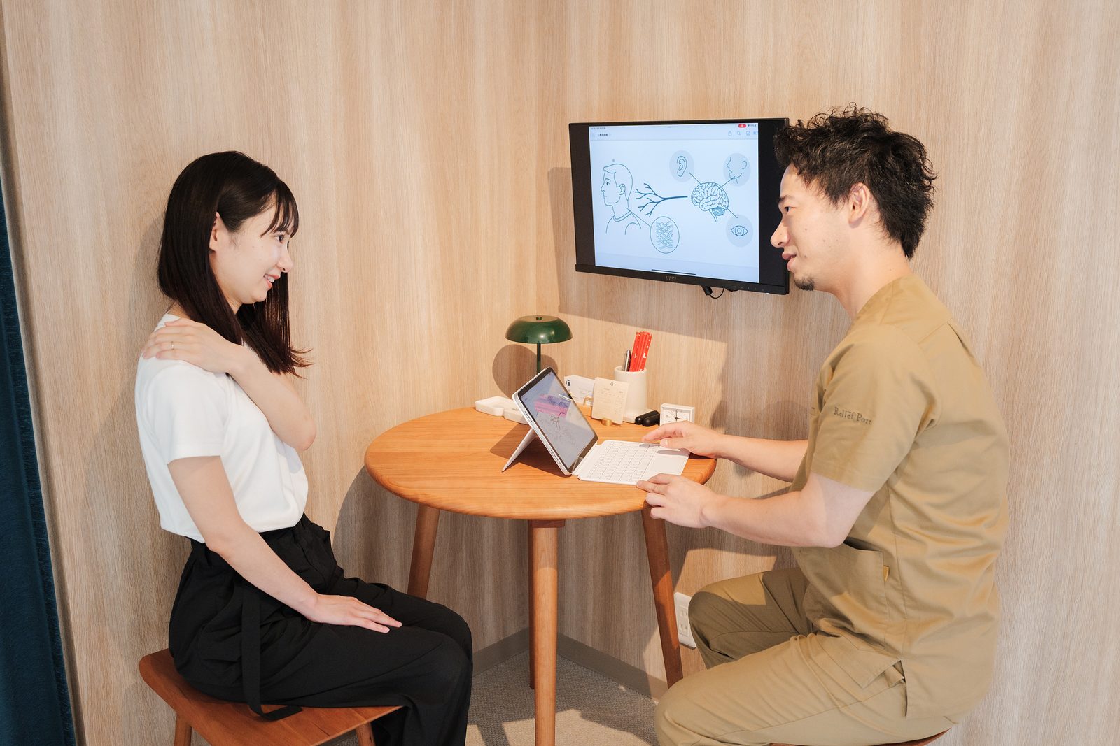 院長が患者さまのお話を伺っているカウンセリングの様子