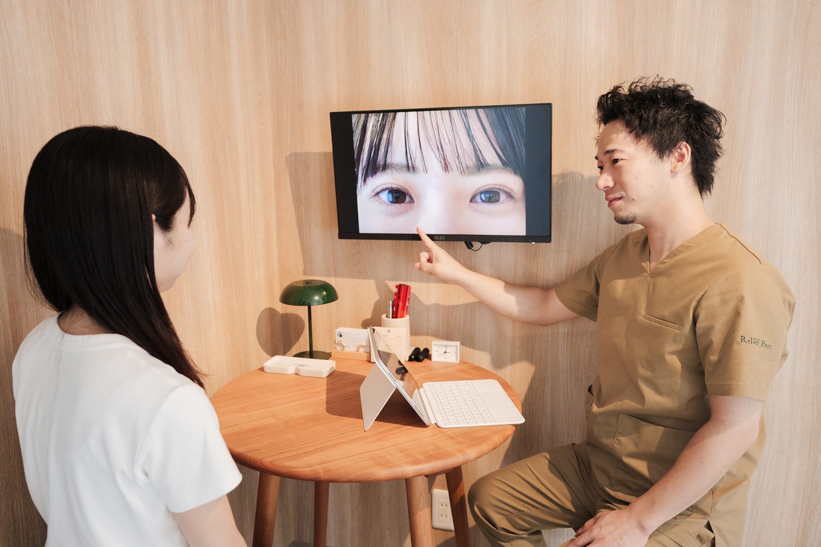 画面に映した画像を見ながら、身体の状態をご説明している様子