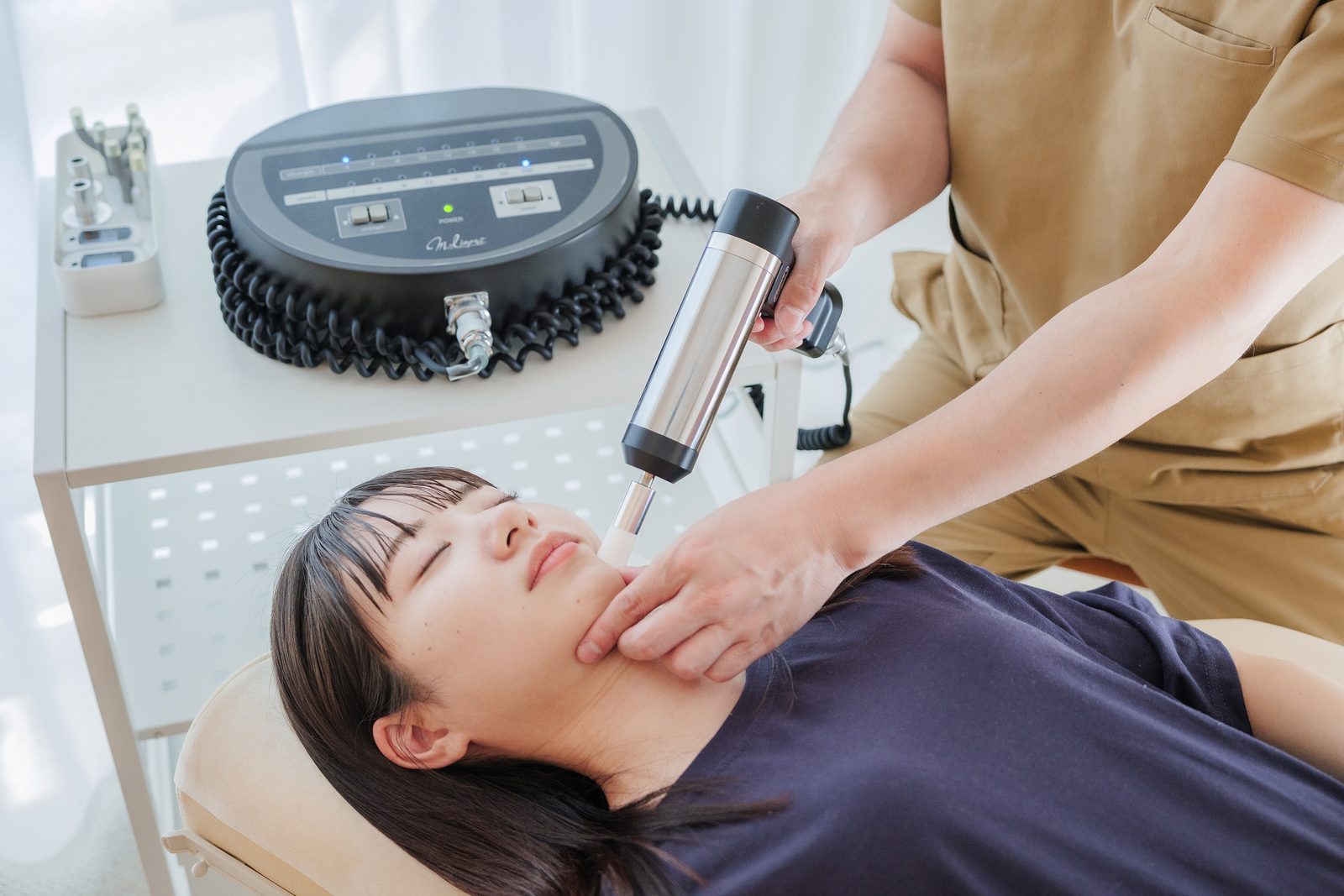 顔に細かな振動刺激を加えている施術の様子